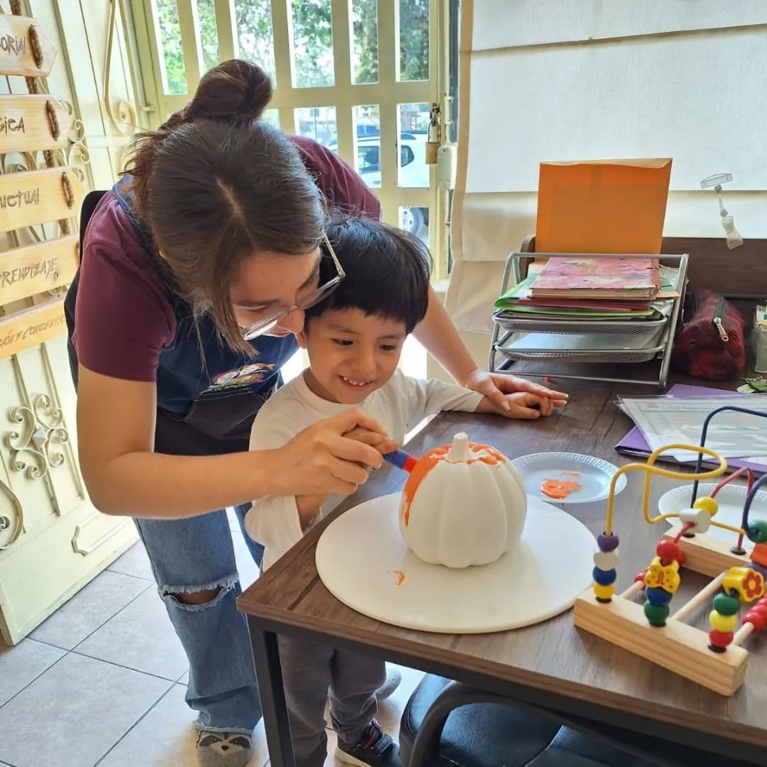 Niño feliz aprendiendo en EPA
